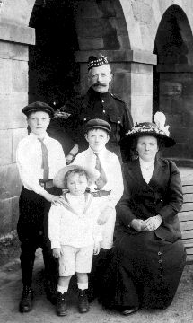twlfam1.jpg (20645 bytes)
