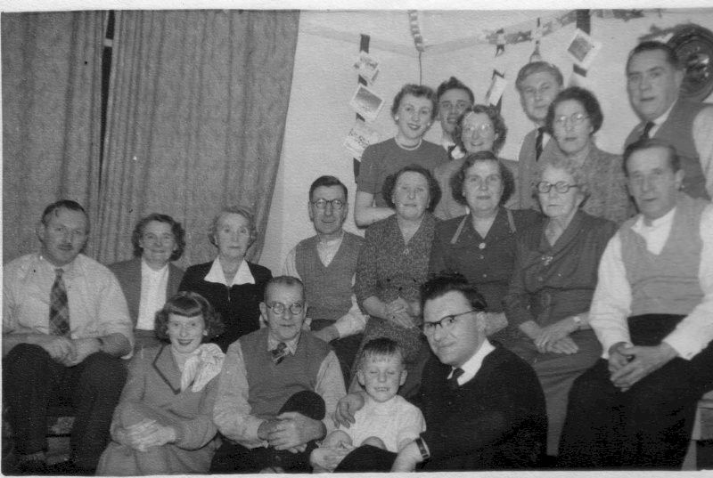 xmasfamily.jpg (77659 bytes)